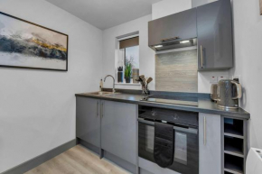 Cosy 1-Bed Apt in Newmarket with Parking